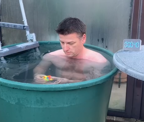 Lösen des Zauberwürfel im Eisbad