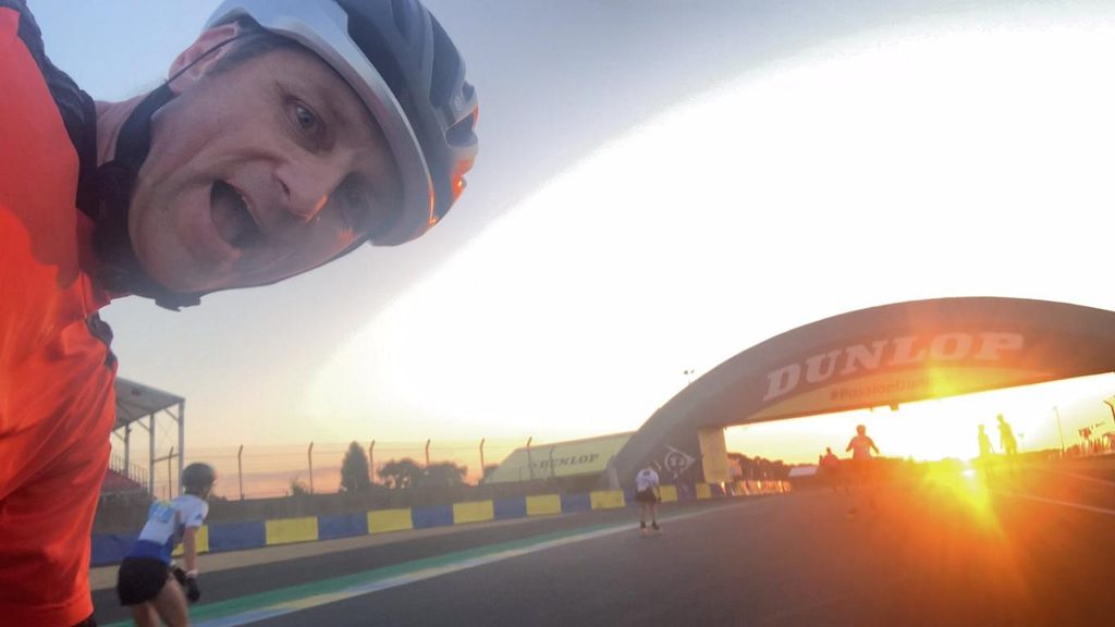 Tilo Koch beim 24-Stunden-Inlineskating auf der Rennstrecke von Le Mans bei Sonnenaufgang