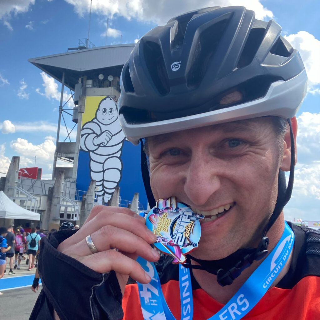 Tilo Koch nach dem 24-Stunden-Inlineskating-Rennen in Le Mans 2025 mit seiner Finisher-Medaille