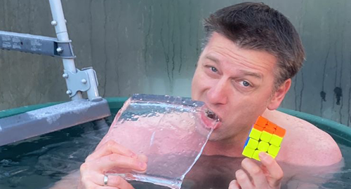 Tilo Koch löst beim Projekt Tilo vs. IceCube einen Zauberwürfel vollständig unter Eiswasser.