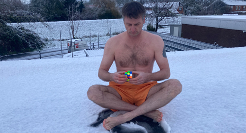 Sportabenteurer Tilo Koch beim Training. Er übt einen Zauberwürfel unter Kälteeinfluss zu lösen.