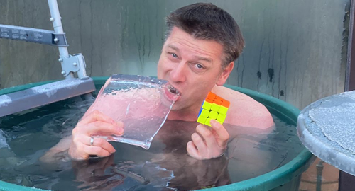 Sportabenteurer Tilo Koch löst einen Zauberwürfel im Eiswasser - Tilo vs. IceCube
